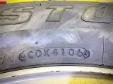 Колесо на диске Mitsubishi 6x139.7 c шиной Bridgestone 265/65R17 Колесо на диске Mitsubishi 6x139.7 c шиной Bridgestone 265/65R17