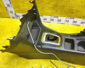 Бардачок между сиденьями Mazda