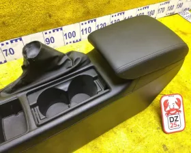 Бардачок между сиденьями Mazda