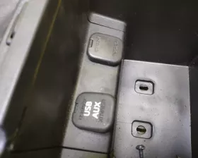 Бардачок между сиденьями Mazda