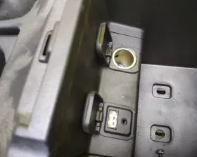 Бардачок между сиденьями Mazda