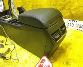Бардачок между сиденьями Mazda