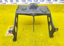 Крепление аккумулятора TOYOTA LAND CRUISER PRADO 1995/Цвет 2BJ 7440360111 KZJ78W/KZJ78G/KZJ71G/KZJ71W 1KZTE, переднее левое