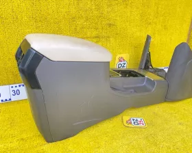 Бардачок между сиденьями Toyota