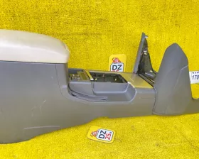 Бардачок между сиденьями Toyota