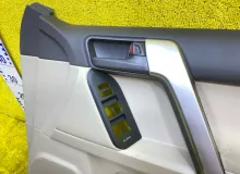 Обшивка дверей TOYOTA LAND CRUISER PRADO 2015-2024 67777X1M01 TRJ150W/TRJ150L/TRJ150/TRJ152/TRJ155/GDJ150W/GDJ150R/GDJ150L/GDJ150/GDJ151W/GDJ151/GDJ155L/GDJ155R/GDJ155/GRJ150W/GRJ150L/GRJ150/GRJ151W/GRJ151/GRJ152/KDJ150/KDJ150L/KDJ155 2TRFE, передняя прав