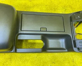 Бардачок между сиденьями SUZUKI