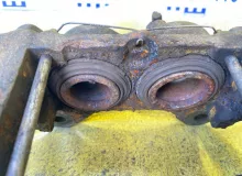 Суппорт TOYOTA LAND CRUISER/LAND CRUISER CYGNUS/LX470 1999/Цвет 057 4773060080 UZJ100/UZJ100L/UZJ100/FZJ100/FZJ105/HDJ100/HDJ100L/HDJ101/HDJ101K/HZJ105/HZJ105L 2UZFE, передний правый