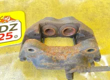 Суппорт TOYOTA LAND CRUISER/LAND CRUISER CYGNUS/LX470 1999/Цвет 057 4773060080 UZJ100/UZJ100L/UZJ100/FZJ100/FZJ105/HDJ100/HDJ100L/HDJ101/HDJ101K/HZJ105/HZJ105L 2UZFE, передний правый