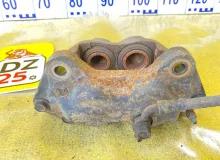 Суппорт TOYOTA LAND CRUISER/LAND CRUISER CYGNUS/LX470 1999/Цвет 057 4773060080 UZJ100/UZJ100L/UZJ100/FZJ100/FZJ105/HDJ100/HDJ100L/HDJ101/HDJ101K/HZJ105/HZJ105L 2UZFE, передний правый