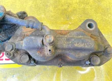 Суппорт TOYOTA LAND CRUISER/LAND CRUISER CYGNUS/LX470 1999 4775060080 UZJ100/UZJ100L/UZJ100/FZJ100/FZJ105/HDJ100/HDJ100L/HDJ101/HDJ101K/HZJ105/HZJ105L 2UZFE, передний левый