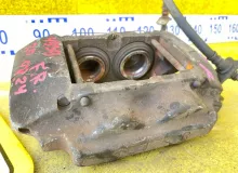 Суппорт TOYOTA LAND CRUISER/LAND CRUISER CYGNUS/LX470 2001/Цвет 064 4773060080 UZJ100/UZJ100L/UZJ100/FZJ100/FZJ105/HDJ100/HDJ100L/HDJ101/HDJ101K/HZJ105/HZJ105L 2UZFE, передний правый