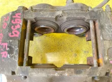 Суппорт TOYOTA LAND CRUISER/LAND CRUISER CYGNUS/LX470 2001/Цвет 064 4773060080 UZJ100/UZJ100L/UZJ100/FZJ100/FZJ105/HDJ100/HDJ100L/HDJ101/HDJ101K/HZJ105/HZJ105L 2UZFE, передний правый