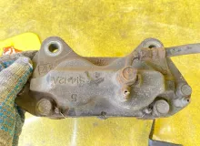 Суппорт TOYOTA LAND CRUISER/LAND CRUISER CYGNUS/LX470 2001/Цвет 064 4773060080 UZJ100/UZJ100L/UZJ100/FZJ100/FZJ105/HDJ100/HDJ100L/HDJ101/HDJ101K/HZJ105/HZJ105L 2UZFE, передний правый