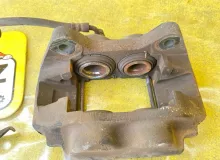 Суппорт TOYOTA LAND CRUISER/LAND CRUISER CYGNUS/LX470 2001/Цвет 064 4773060080 UZJ100/UZJ100L/UZJ100/FZJ100/FZJ105/HDJ100/HDJ100L/HDJ101/HDJ101K/HZJ105/HZJ105L 2UZFE, передний правый