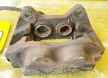 Суппорт TOYOTA LAND CRUISER/LAND CRUISER CYGNUS/LX470 2001/Цвет 064 4773060080 UZJ100/UZJ100L/UZJ100/FZJ100/FZJ105/HDJ100/HDJ100L/HDJ101/HDJ101K/HZJ105/HZJ105L 2UZFE, передний правый