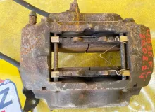 Суппорт TOYOTA LAND CRUISER/LAND CRUISER CYGNUS/LX470 1999 4775060080 UZJ100/UZJ100L/UZJ100/FZJ100/FZJ105/HDJ100/HDJ100L/HDJ101/HDJ101K/HZJ105/HZJ105L 2UZFE, передний левый