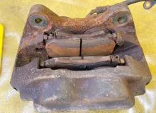 Суппорт TOYOTA LAND CRUISER/LAND CRUISER CYGNUS/LX470 1999 4775060080 UZJ100/UZJ100L/UZJ100/FZJ100/FZJ105/HDJ100/HDJ100L/HDJ101/HDJ101K/HZJ105/HZJ105L 2UZFE, передний левый