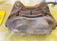 Суппорт TOYOTA LAND CRUISER/LAND CRUISER CYGNUS/LX470 1999 4775060080 UZJ100/UZJ100L/UZJ100/FZJ100/FZJ105/HDJ100/HDJ100L/HDJ101/HDJ101K/HZJ105/HZJ105L 2UZFE, передний левый