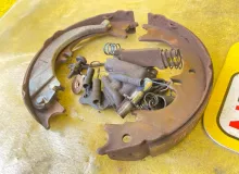 Механизм стояночного тормоза TOYOTA LAND CRUISER/LAND CRUISER CYGNUS/LX470 2003 UZJ100/UZJ100L/UZJ100/FZJ100/FZJ105/HDJ100/HDJ100L/HDJ101/HDJ101K/HZJ105/HZJ105L 2UZFE, задний левый