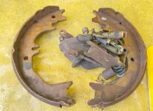 Механизм стояночного тормоза TOYOTA LAND CRUISER/LAND CRUISER CYGNUS/LX470 2003 UZJ100/UZJ100L/UZJ100/FZJ100/FZJ105/HDJ100/HDJ100L/HDJ101/HDJ101K/HZJ105/HZJ105L 2UZFE, задний правый