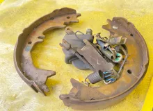 Механизм стояночного тормоза TOYOTA LAND CRUISER/LAND CRUISER CYGNUS/LX470 2003 UZJ100/UZJ100L/UZJ100/FZJ100/FZJ105/HDJ100/HDJ100L/HDJ101/HDJ101K/HZJ105/HZJ105L 2UZFE, задний правый