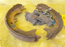 Механизм стояночного тормоза TOYOTA LAND CRUISER/LAND CRUISER CYGNUS/LX470 2003 UZJ100/UZJ100L/UZJ100/FZJ100/FZJ105/HDJ100/HDJ100L/HDJ101/HDJ101K/HZJ105/HZJ105L 2UZFE, задний правый