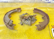 Механизм стояночного тормоза TOYOTA LAND CRUISER/LAND CRUISER CYGNUS/LX470 2003 UZJ100/UZJ100L/UZJ100/FZJ100/FZJ105/HDJ100/HDJ100L/HDJ101/HDJ101K/HZJ105/HZJ105L 2UZFE, задний левый