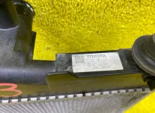 Радиатор основной TOYOTA NOAH/ESQUIRE/VOXY 2014/Цвет 070 1640037280 ZRR85G/ZRR85W/ZRR85/ZRR80G/ZRR80/ZRR80W/ZWR80/ZWR80G/ZWR80W 3ZRFAE, передний