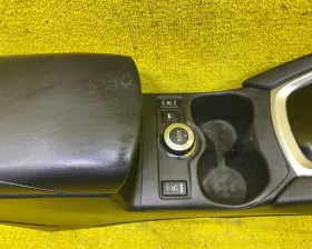 Бардачок между сиденьями NISSAN