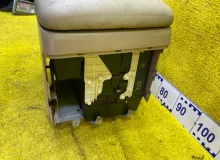 Бардачок между сиденьями TOYOTA LAND CRUISER/LAND CRUISER CYGNUS 1999/Цвет 057 5890160280A0 UZJ100/UZJ100L/UZJ100/FZJ100/FZJ105/HDJ100/HDJ100L/HDJ101/HDJ101K/HZJ105/HZJ105L 2UZFE, передний