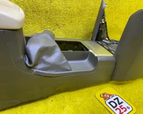 Бардачок между сиденьями Toyota