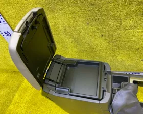 Бардачок между сиденьями Toyota