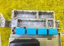 Блок предохранителей салон TOYOTA 4RUNNER 2006 8273035041 UZN210/UZN215/RZN215W/GRN215W/GRN210/TRN215W/KDN215W/VZN215W 2UZFE, передний