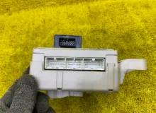 Блок предохранителей салон TOYOTA 4RUNNER 2006 8273035041 UZN210/UZN215/RZN215W/GRN215W/GRN210/TRN215W/KDN215W/VZN215W 2UZFE, передний