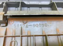 Пластик замка багажника LEXUS LAND CRUISER/LAND CRUISER CYGNUS/LX470 5857460070 UZJ100L/UZJ100W/UZJ100, задний