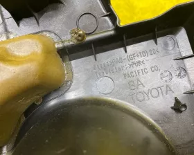 Пластиковая крышка на двс TOYOTA