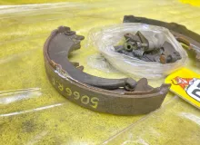Механизм стояночного тормоза TOYOTA LAND CRUISER/LAND CRUISER CYGNUS/LX470 2003 UZJ100/UZJ100L/UZJ100/FZJ100/FZJ105/HDJ100/HDJ100L/HDJ101/HDJ101K/HZJ105/HZJ105L 2UZFE, задний правый