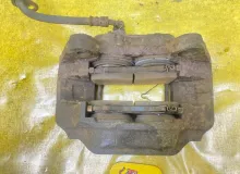Суппорт TOYOTA LAND CRUISER/LAND CRUISER CYGNUS/LX470 2002/Цвет 070 4773060080 UZJ100/UZJ100L/UZJ100/FZJ100/FZJ105/HDJ100/HDJ100L/HDJ101/HDJ101K/HZJ105/HZJ105L 2UZFE, передний правый