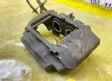 Суппорт TOYOTA LAND CRUISER/LAND CRUISER CYGNUS/LX470 2000/Цвет 4M9 4775060080 UZJ100/UZJ100L/UZJ100/FZJ100/FZJ105/HDJ100/HDJ100L/HDJ101/HDJ101K/HZJ105/HZJ105L 2UZFE, передний левый