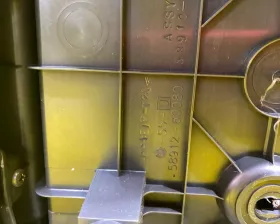 Бардачок между сиденьями TOYOTA