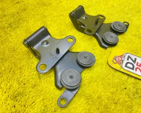 Петля стекла двери багажника Toyota