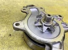 Помпа TOYOTA VOXY/NOAH/ESQUIRE 2014/Цвет 070 1610039565 ZRR85G/ZRR85W/ZRR85/ZRR80G/ZRR80/ZRR80W 3ZRFAE, передняя