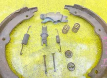 Механизм стояночного тормоза TOYOTA TUNDRA 2007 UCK50/UCK51/UCK52/UCK55/UCK56/UCK57/USK51L/USK50L/USK52L/USK55L/USK56L/USK57L/GSK50/GSK51/GSK52/UPK50/UPK51/UPK52/UPK55/UPK56/UPK57 2UZFE, задний левый