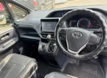 Пластик замка багажника TOYOTA NOAH 2014/Цвет 202 6793528100C0 ZRR85W 3ZRFAE, задний