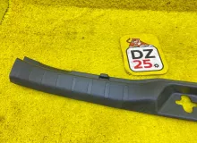 Пластик замка багажника TOYOTA NOAH 2014/Цвет 202 6793528100C0 ZRR85W 3ZRFAE, задний