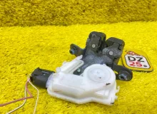 Замок 5-й двери TOYOTA COROLLA FIELDER 2013 6935013380 NZE164G/NZE164/NZE161G/NZE161/ZRE162G/ZRE162/NKE165G/NKE165/NRE160/NRE161 1NZFXE, задний