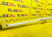 Накладка на порог TOYOTA VOXY 2014/Цвет 070 7585028050 ZWR80G 2ZRFXE, правая
