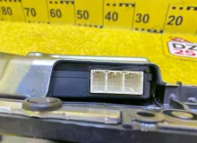 Доводчик двери TOYOTA NOAH 2014/Цвет 070 8500528071 ZRR85W 3ZRFAE, задний правый