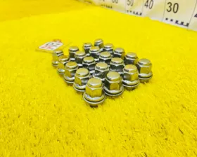 Гайка на колесо TOYOTA